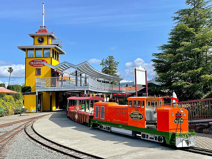  7,000-pound lithium-ion battery-powered locomotive in BNSF colors